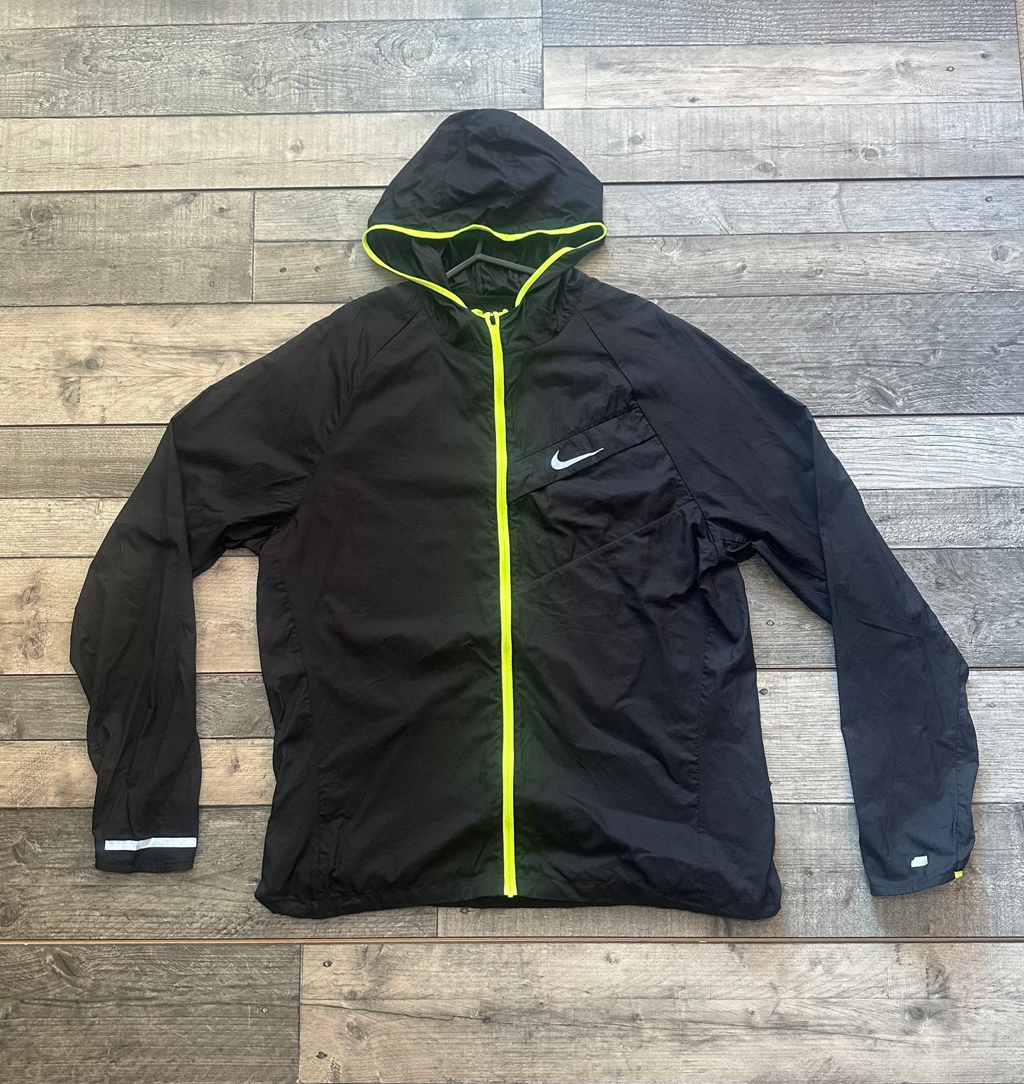 Nike Windrunner ‘Black volt’
